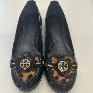 TORY BURCH BLACK PATENT FLATS W/LEOPARD